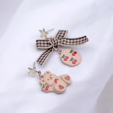 小熊愛吃櫻桃×不對稱吊墜耳環 .avif