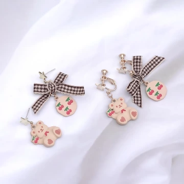 小熊愛吃櫻桃×不對稱吊墜耳環 .avif