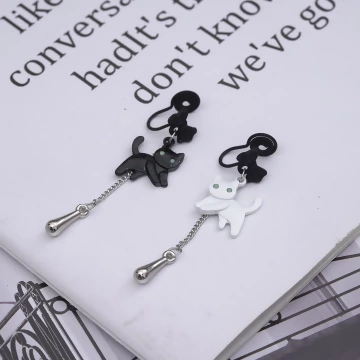 黑白雙貓×不對稱蚊香盤U型耳夾.avif