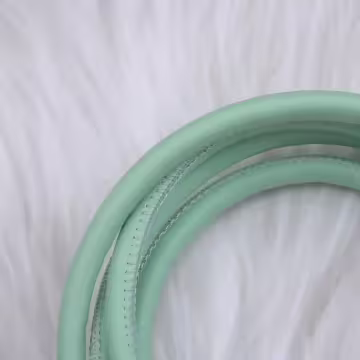 單色簡約皮革×手機斜背雙勾掛繩×淺綠