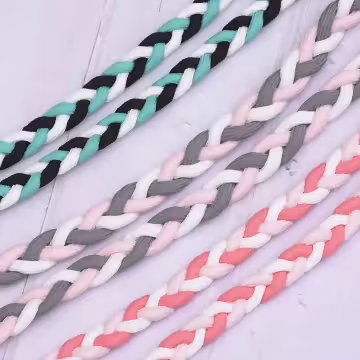 撞色麻花辮×手機斜背雙勾掛繩×白粉