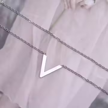 316鋼飾×雅緻V字母×鎖骨項鍊×銀色