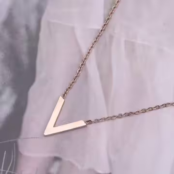 316鋼飾×雅緻V字母×鎖骨項鍊×玫瑰金