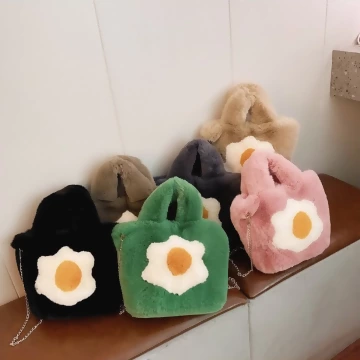 毛絨絨荷包蛋×鍊條斜背包×黑色.avif