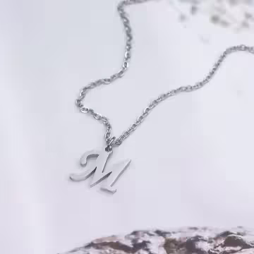 316鋼飾×經典M字母×鎖骨項鍊×銀色