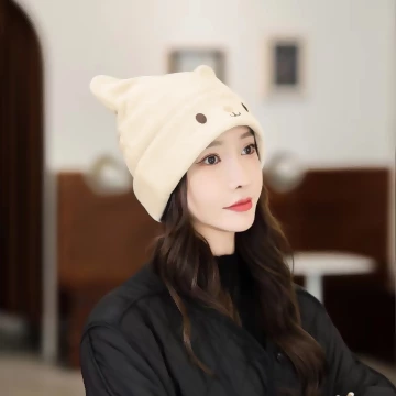 可愛喵喵×毛帽×卡其.avif
