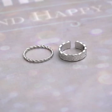 素圈波紋字母銀色×四套件戒指組.avif