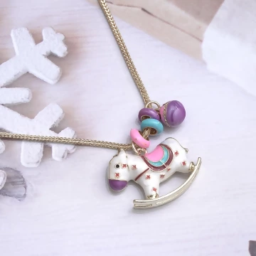 童趣彩色木馬×鎖骨項鍊.avif