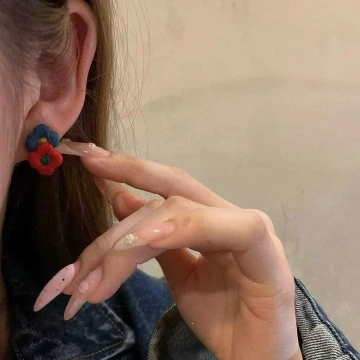 刺繍紅藍小花朵×吊墜耳環.avif