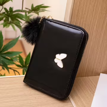 亮漆皮革白蝴蝶毛球×拉鍊短皮夾×黑色
