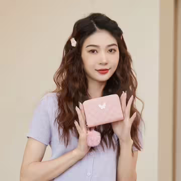 菱格紋白蝴蝶毛球×拉鍊短皮夾×白色