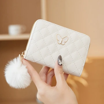 菱格紋白蝴蝶毛球×拉鍊短皮夾×白色.avif