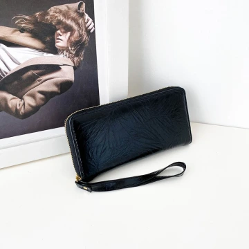 爆裂紋亮面×手拿拉鍊長皮夾×黑色.avif