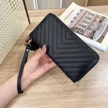 V紋壓線毛球×手拿拉鍊長皮夾×黑色