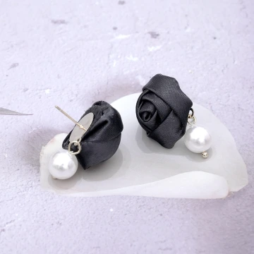 黑玫瑰珍珠×吊墜耳環.avif