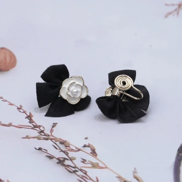 黑色領結山茶花×蚊香盤U型耳夾.avif