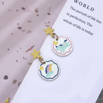 陽光彩虹獨角獸×不對稱吊墜耳環.avif