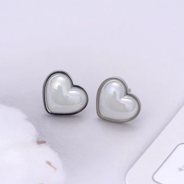 316鋼飾×立體白愛心×耳釘×共二色.avif