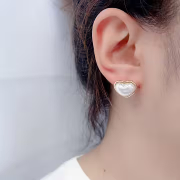 316鋼飾×立體白愛心×耳釘×共二色