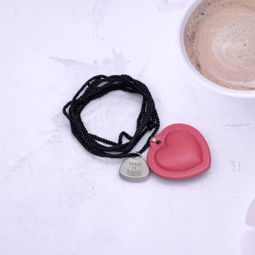 皮革愛心take it easy×蠟繩×可調節長項鍊×共三色.avif