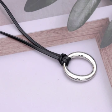 金屬圓環×皮革繩×可調節長項鍊×共二色.avif
