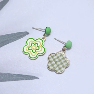 綠格小花×不對稱吊墜耳環.avif