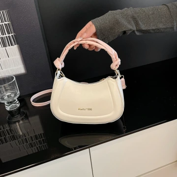 白色月牙皮革×鍊條斜背包×粉紅.avif