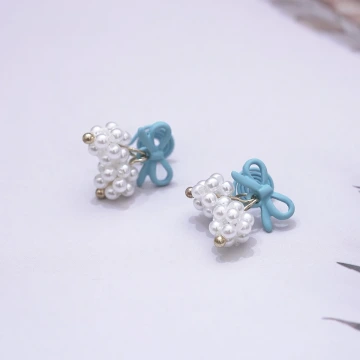 藍色蝴蝶結珍珠球×蚊香盤U型耳夾.avif
