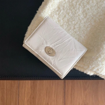 極簡皺紋皮革×三折短皮夾×白色.avif