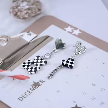 黑白格紋小熊愛心×不對稱吊墜耳環