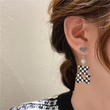 黑白格紋小熊愛心×不對稱蚊香盤U型耳夾