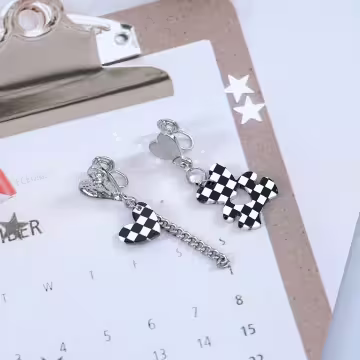 黑白格紋小熊愛心×不對稱蚊香盤U型耳夾