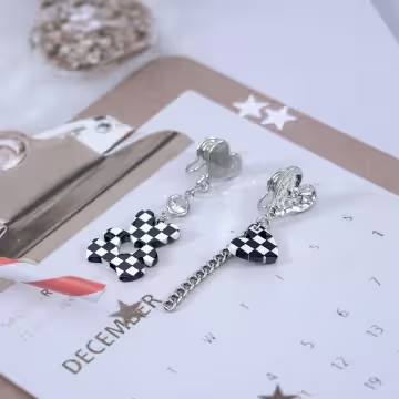 黑白格紋小熊愛心×不對稱蚊香盤U型耳夾