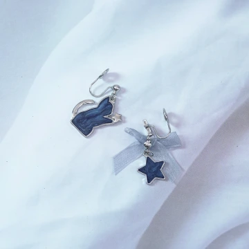 炫藍貓咪蝴蝶結星星×不對稱蚊香盤U型耳夾.avif