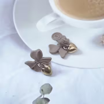 棕咖領結金色愛心×蚊香盤U型耳夾