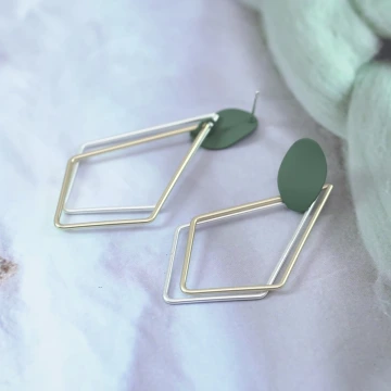 綠點雙色長菱形×吊墜耳環.avif