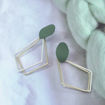 綠點雙色長菱形×吊墜耳環.avif