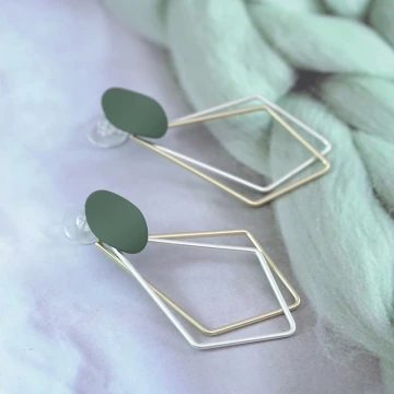 綠點雙色長菱形×吊墜耳環.avif