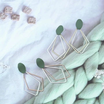 綠點雙色長菱形×吊墜耳環.avif