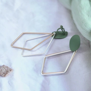 綠點雙色長菱形×三角耳夾.avif