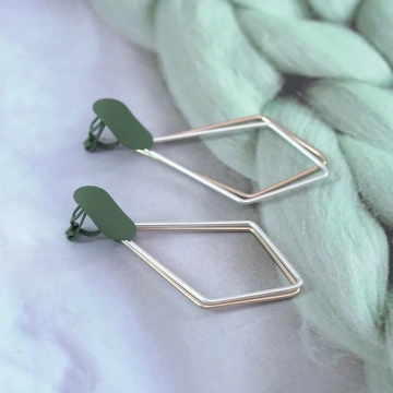 綠點雙色長菱形×三角耳夾.avif