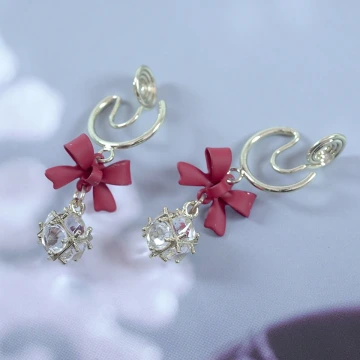 紅領結C字輕奢晶鑽球×吊墜耳環×紅色.avif