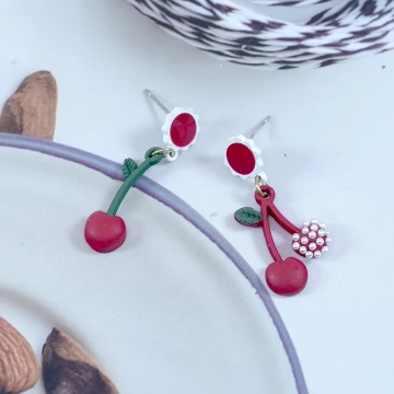 紅櫻桃珍珠×不對稱吊墜耳環.avif
