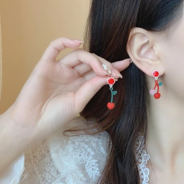 紅櫻桃珍珠×不對稱吊墜耳環.avif