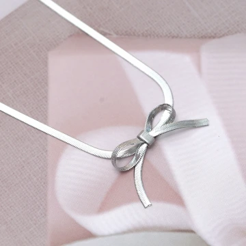 316鋼飾&times;扁平蛇骨蝴蝶結&times;項鍊&times;銀色.avif
