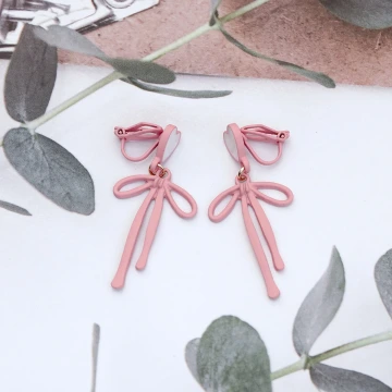 愛心粉紅蝴蝶領結&times;三角耳夾.avif