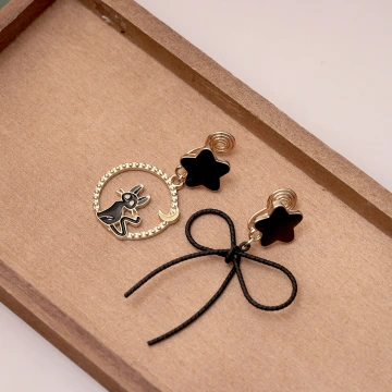 黑貓線條蝴蝶結&times;不對稱蚊香盤U型耳夾.avif