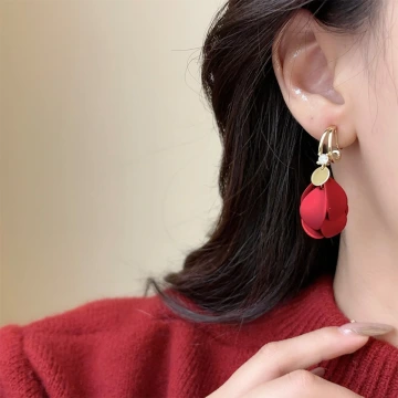 金屬大紅圈&times;三角耳夾.avif