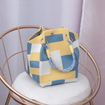 黃藍方格&times;針織手提袋.avif