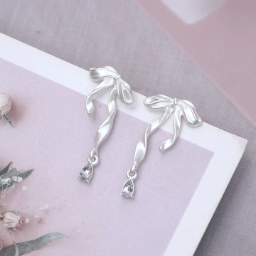 黑色領結山茶花&times;吊墜耳環.avif